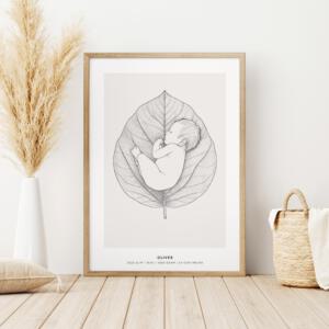 En stilren och minimalistisk födelsetavla med motivet "Baby Leaf" från Stories by Mia. En illustration av en sovande bebis som vilar på ett stort löv. Barnet, tecknat i mjuka linjer, ligger omslutet av lövets konturer, vilket symboliserar naturens skydd och lugn. Tavlan är inramad i trä och placerad på ett ljust trägolv, omgiven av naturliga dekorationer som en vas med torkat gräs och en flätad korg. Texten längst ner visar barnets namn och födelsedetaljer, vilket gör tavlan personlig och unik – en fin detalj för barnrummet eller som en kärleksfull gåva till nyblivna föräldrar.