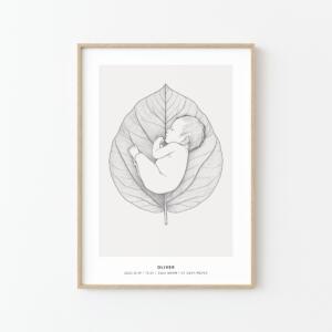 En enkel och elegant födelsetavla med motivet "Baby Leaf" från Stories by Mia. En tecknad bild av en sovande bebis liggandes på ett stort löv. Bebisen är avbildad i en trygg och avslappnad position, med detaljerade linjer som fångar både barnet och lövets naturliga form. Tavlan är inramad i trä och har minimalistisk text längst ner som visar barnets namn, födelsedatum, tid, vikt och längd. En fin och personlig inredningsdetalj för barnrummet eller en betydelsefull gåva till nyblivna föräldrar.