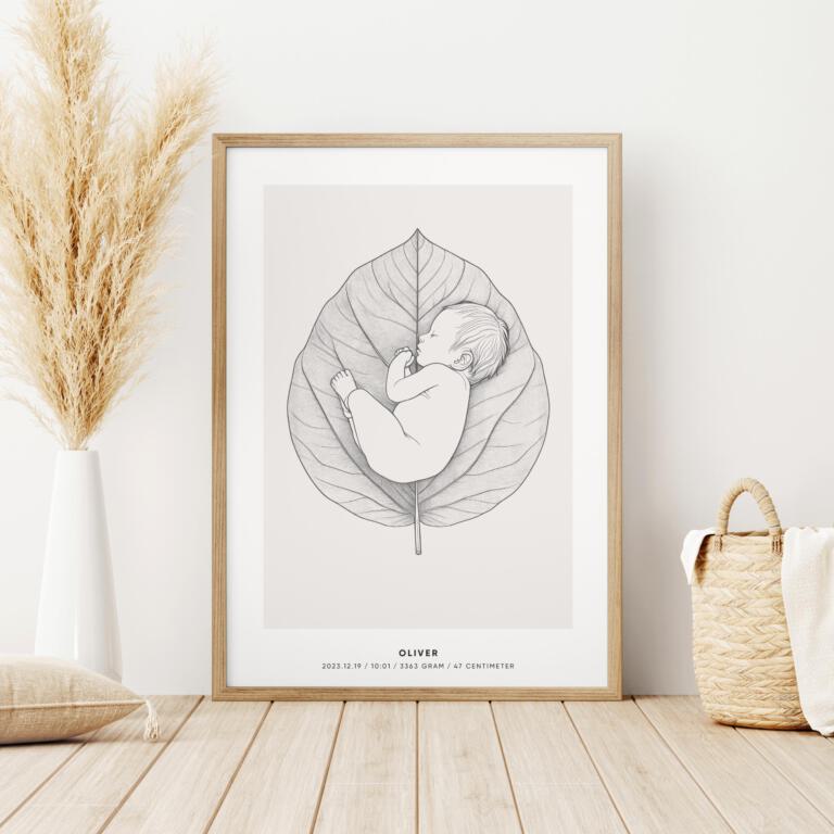 Födelsetavlan "Baby Leaf" från Stories by Mia visar en tecknad illustration av en sovande bebis liggandes på ett stort blad, med detaljerade linjer som fångar både barnets och lövets naturliga former. Tavlan är elegant inramad i trä och har minimalistisk text längst ner som visar barnets namn, födelsedatum, tid, vikt och längd. Den är placerad mot en neutral vägg, omgiven av naturliga detaljer som en vas med torkat gräs och en flätad korg. En vacker och personlig inredningsdetalj för barnrummet eller en betydelsefull gåva till nyblivna föräldrar.