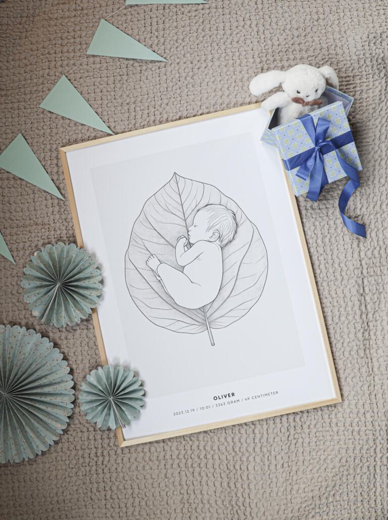 Födelsetavlan "Baby Leaf" från Stories by Mia ligger på en beige filt, omgiven av dekorativa detaljer. Tavlan visar en tecknad illustration av en sovande bebis på ett stort blad, med barnets födelsedetaljer längst ner. Runt tavlan finns blå pappersdekorationer, gröna vimplar och en blå presentask med en vit mjuk kanin. En mysig och lekfull presentation som passar perfekt som personlig inredning för barnrummet eller en speciell gåva till nyblivna föräldrar.