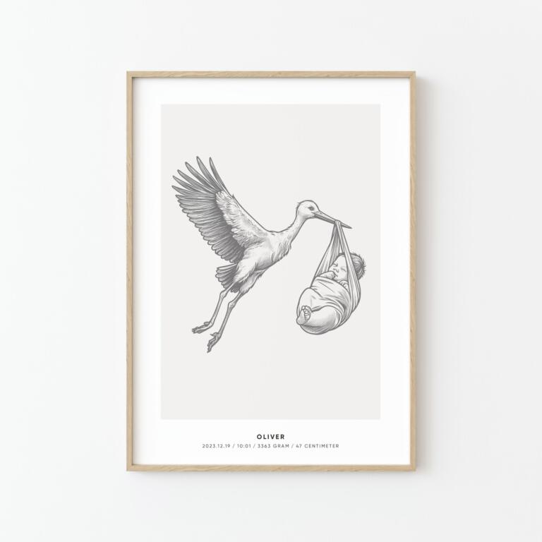 En minimalistisk poster i ram med motivet "White Storch" från Stories by Mia, där en stork illustreras flygande med ett lindat nyfött barn i näbben. Postern är anpassad med barnets namn och detaljer som födelsedatum, tid, vikt och längd längst ner. Designen har en sofistikerad och tidlös känsla, med ett rent och luftigt utseende som passar modern, skandinavisk inredning.